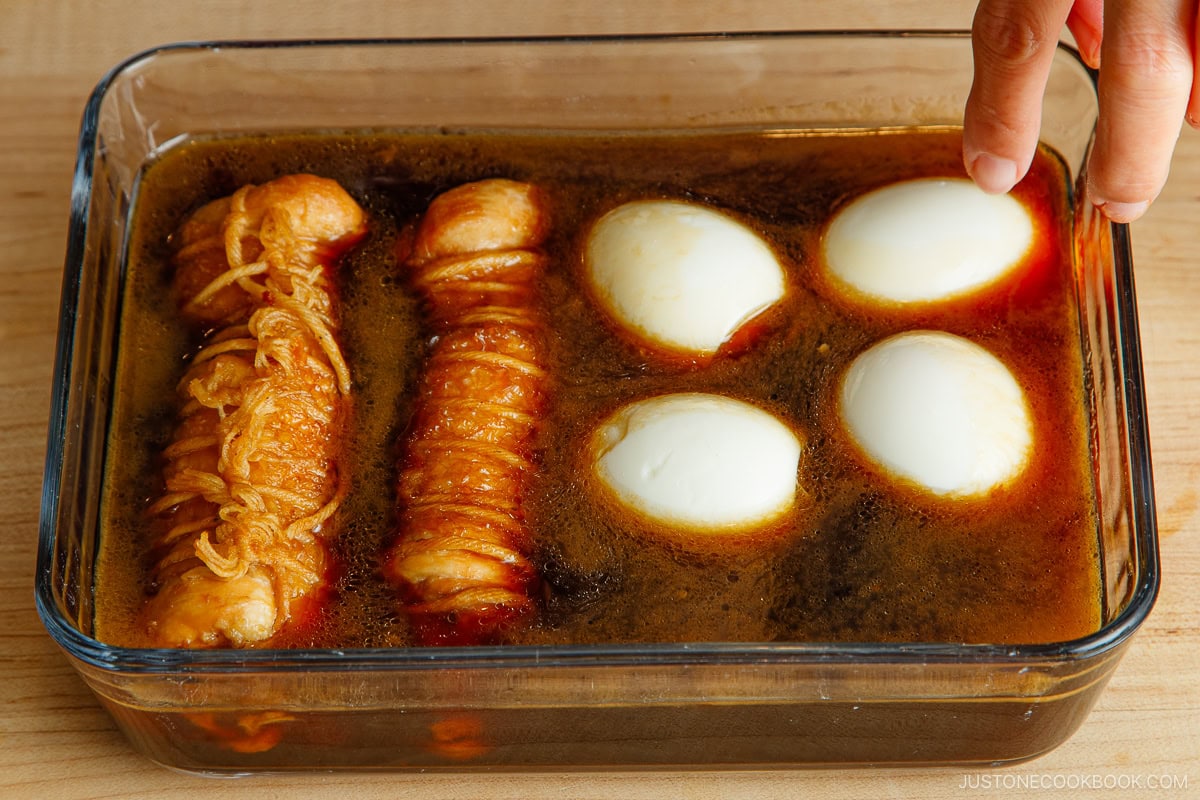 Transfer the rolls, peeled boiled eggs, and braising sauce to a container.