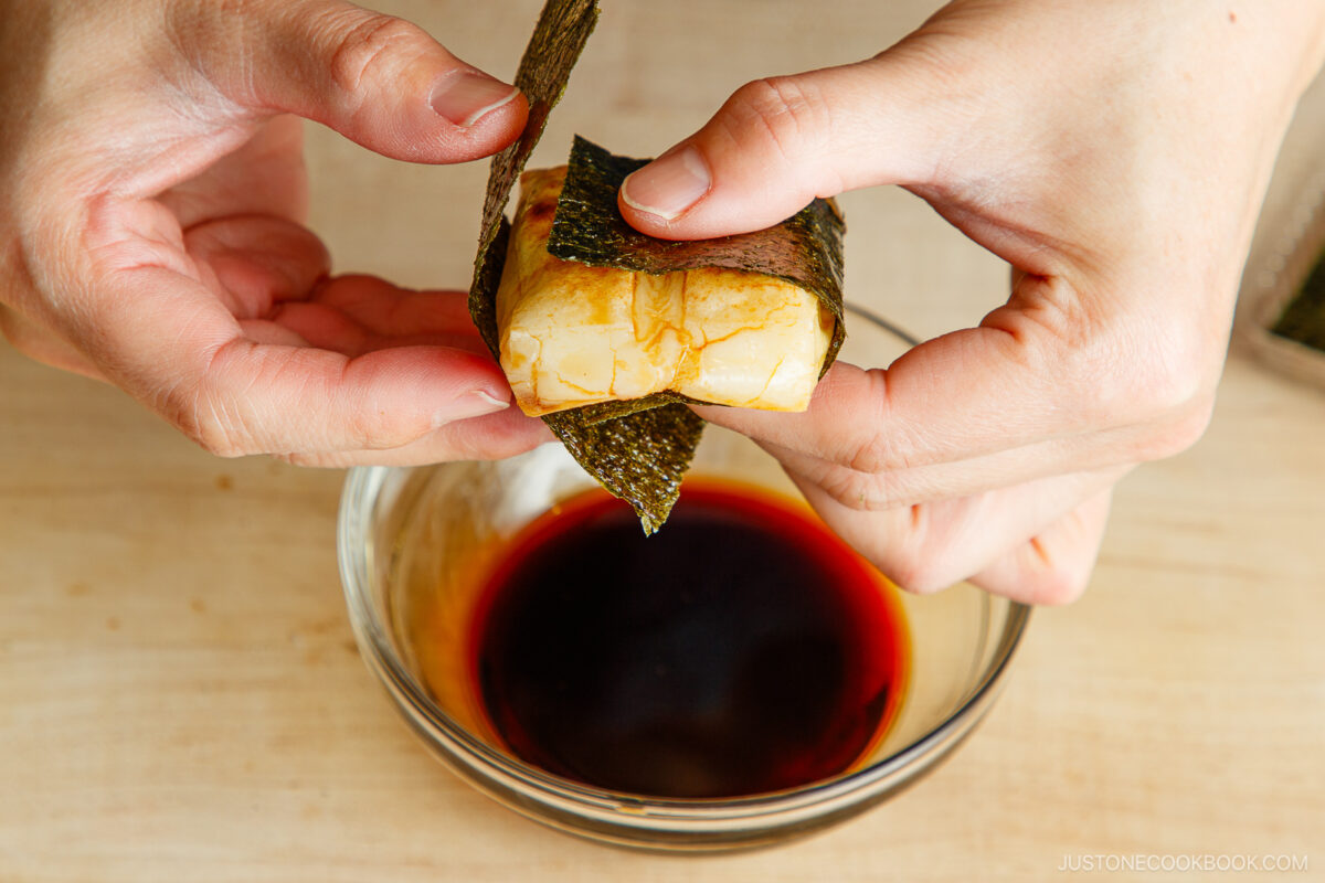 Wrap the mochi with nori sheet.