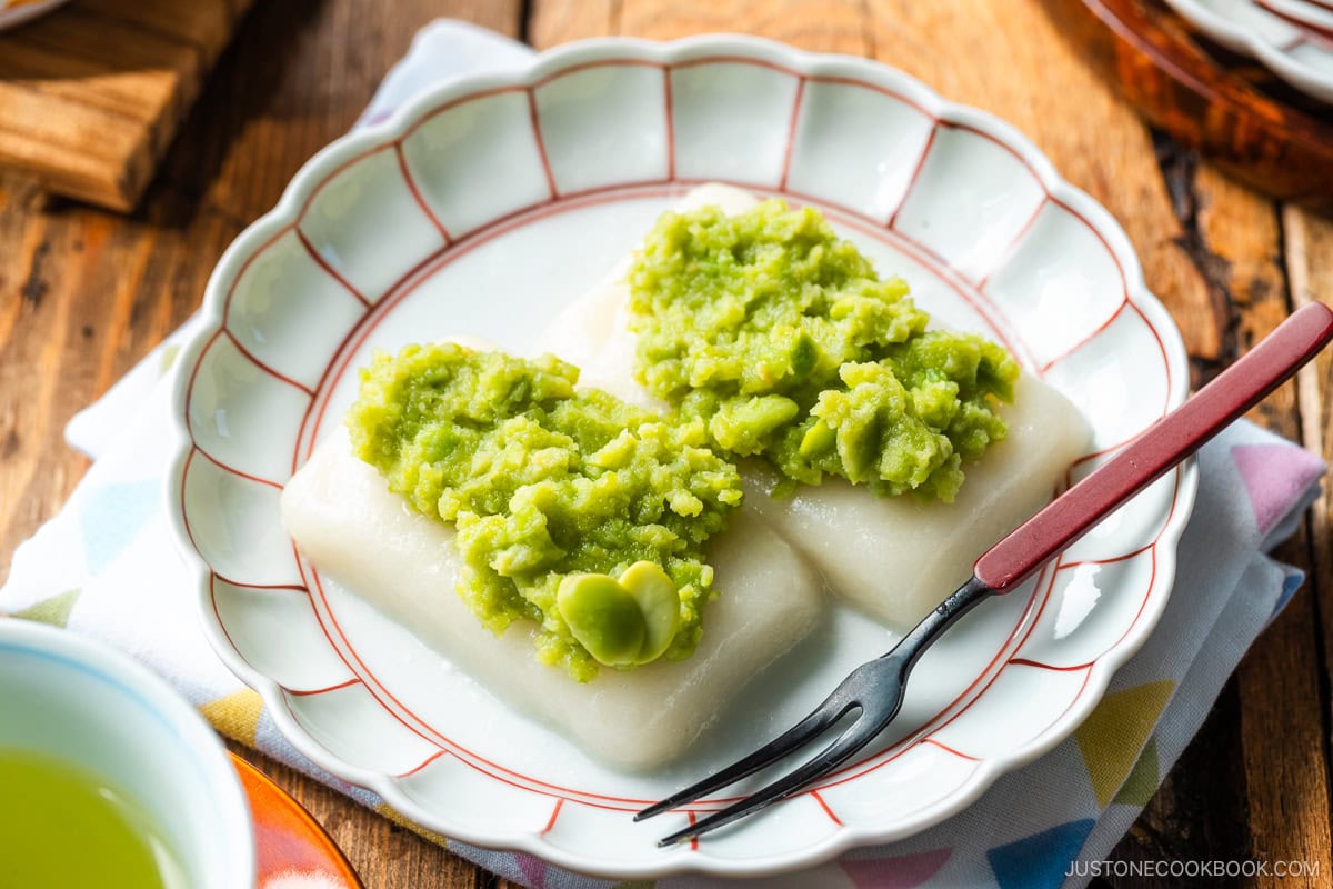 A fluted plate containing Zunda Mochi, topped with sweet edamame paste.