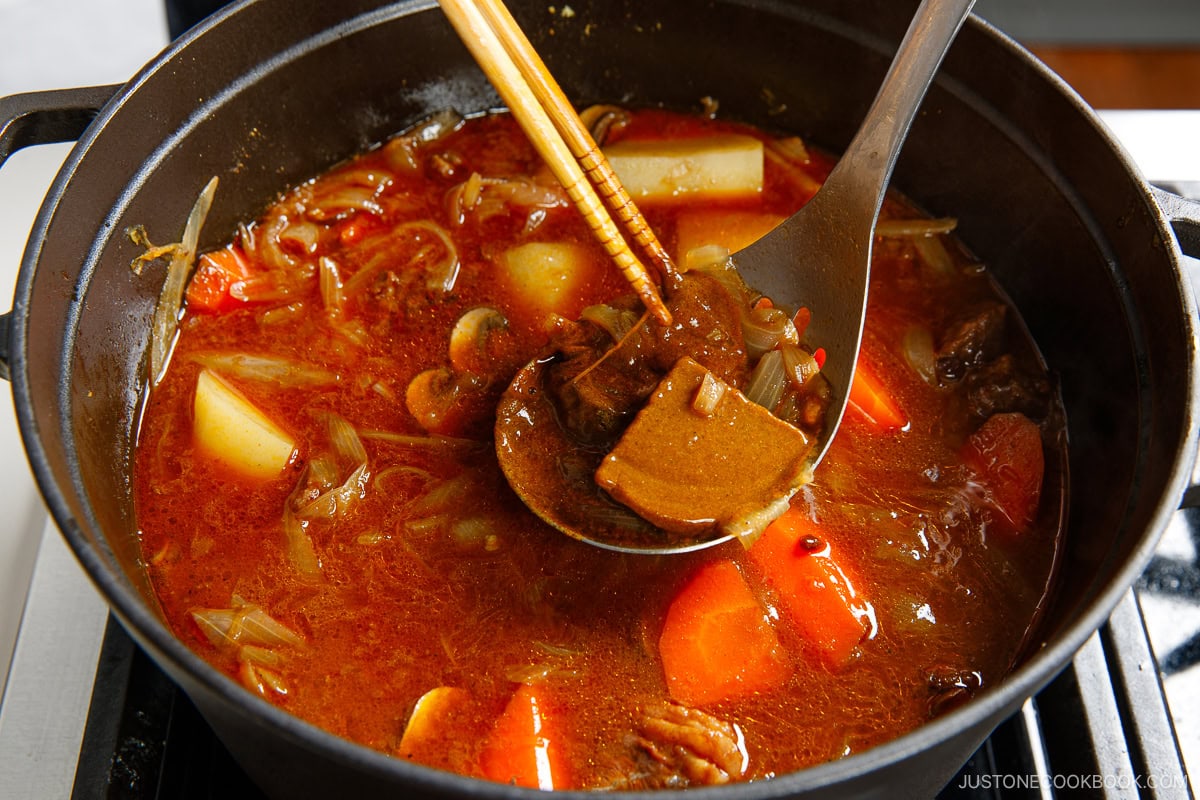 Adding the curry roux.