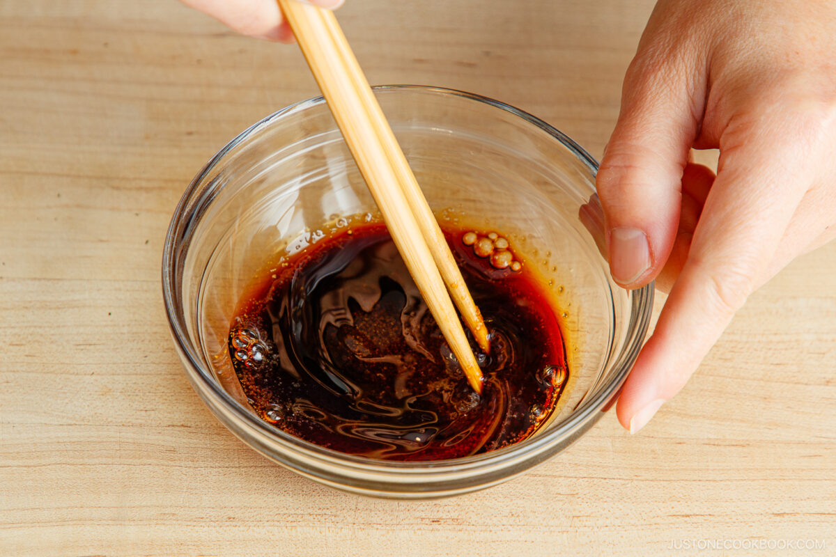 Mixing soy sauce and sugar.