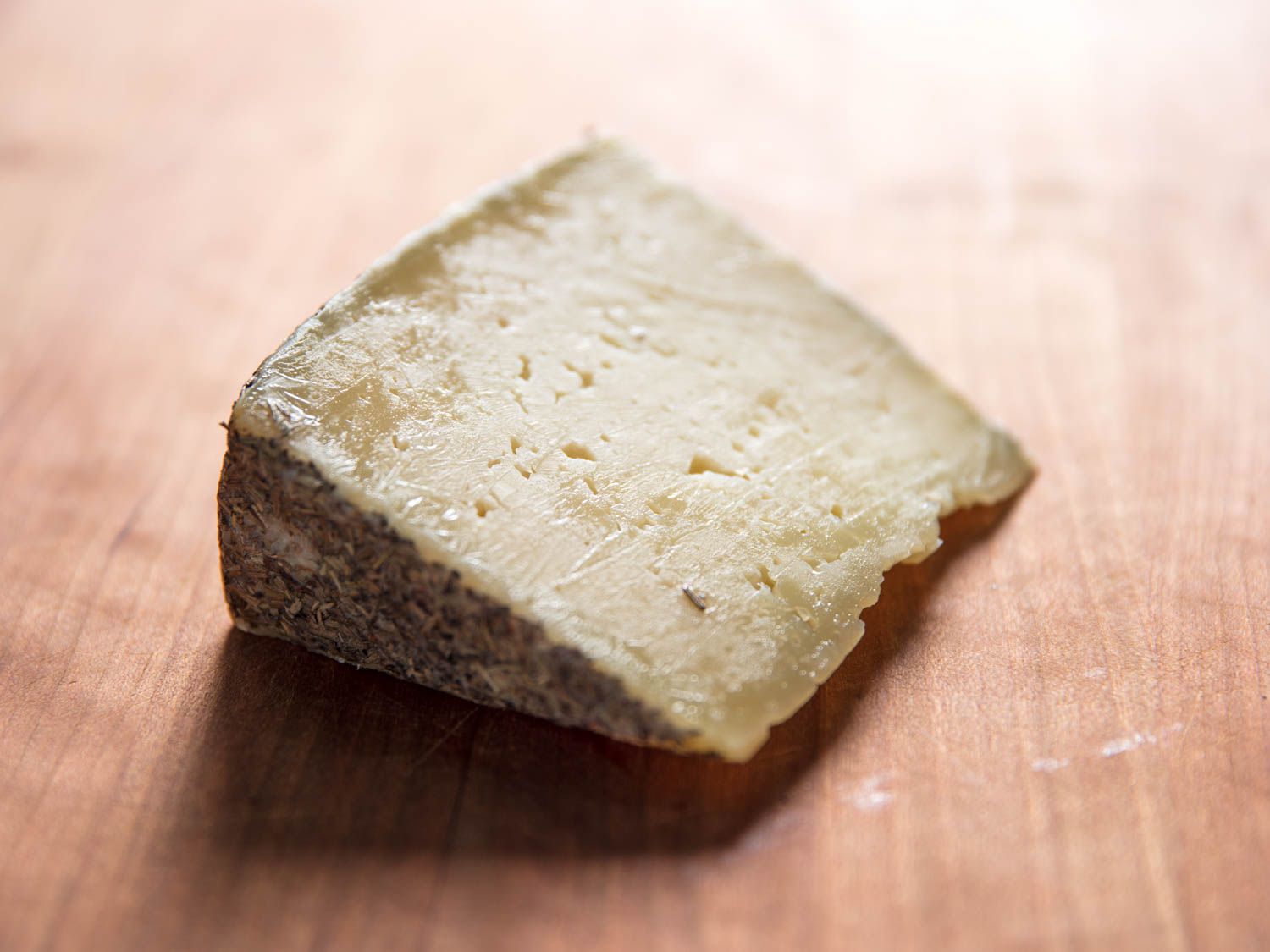 A wedge of Oveja al Romero cheese.