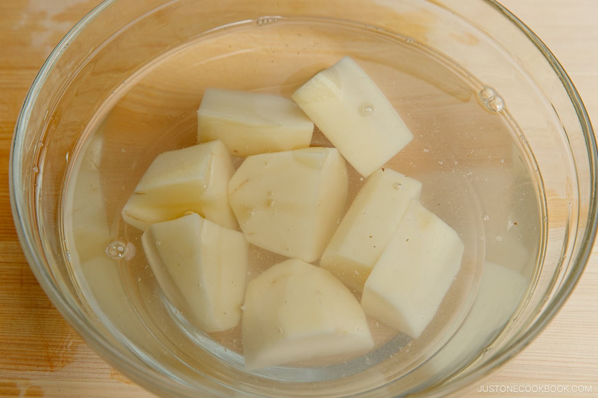 Cut the potatoes and soak them in water.