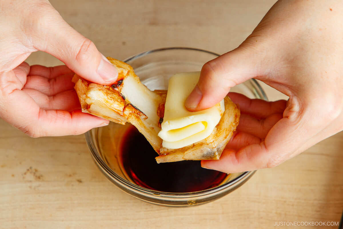 Place the cheese on the mochi and pull out the mochi.