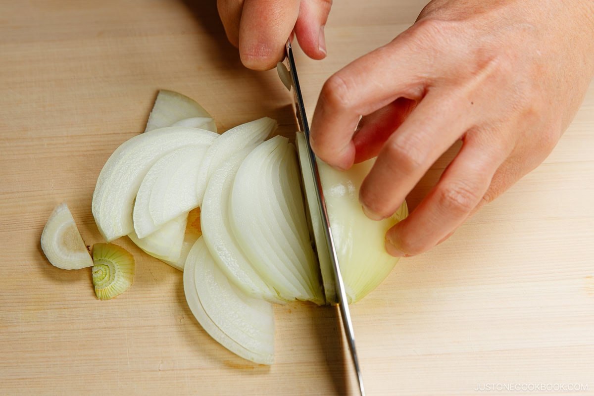 Thinly slice the onion.