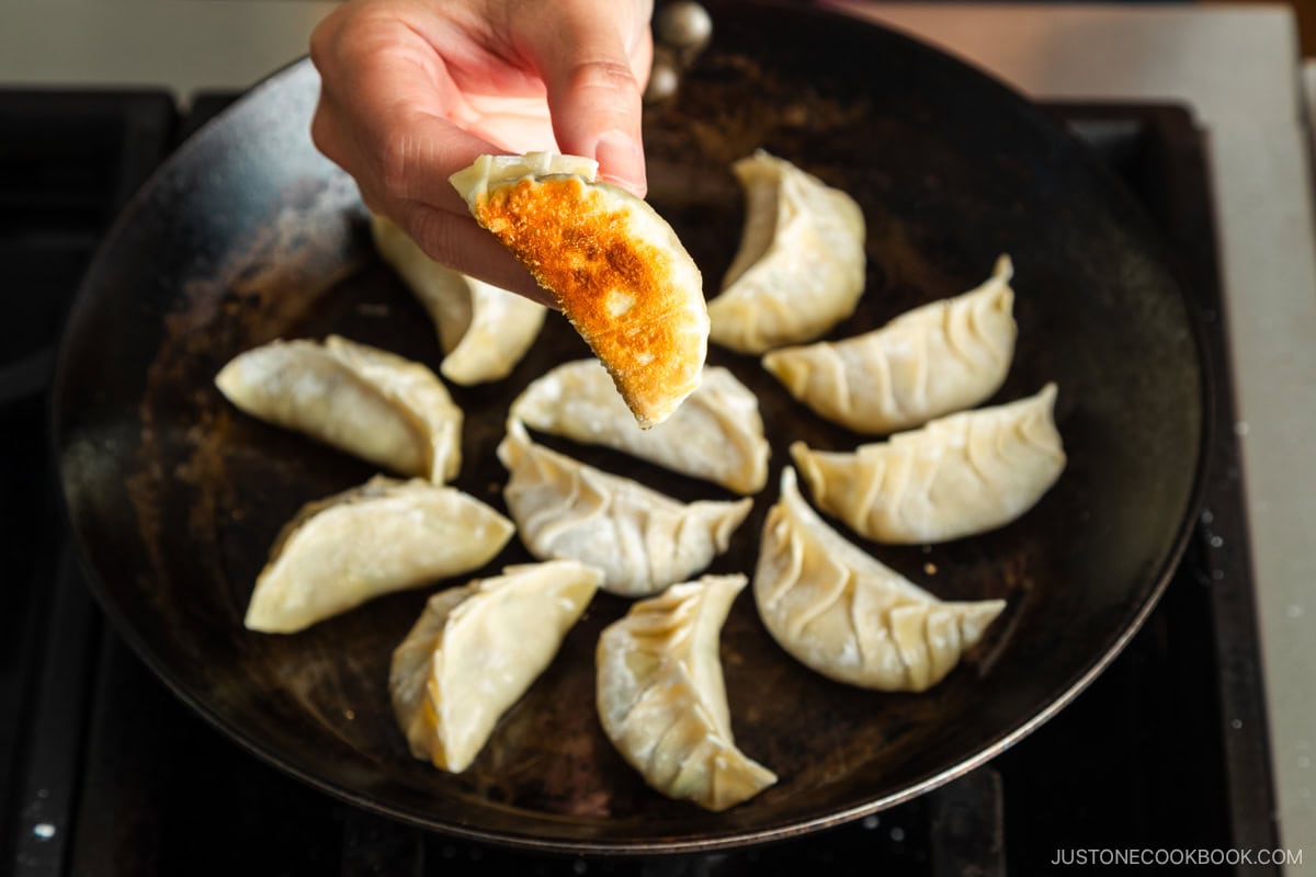 Showing the fried gyoza bottom.