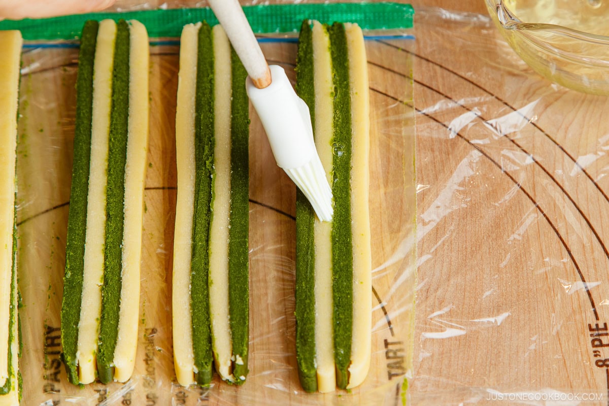 Apply the egg white on the dough.