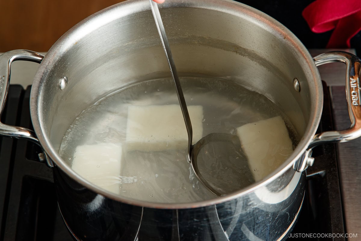 Cook the kiri mochi in simmering water.
