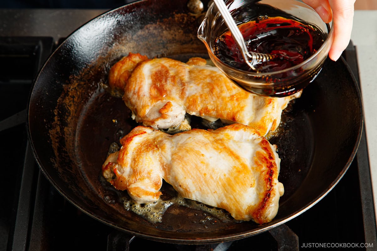 Pouring the teriyaki sauce.