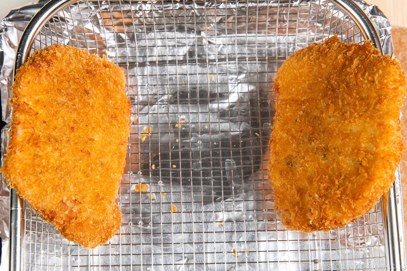Let the tonkatsu drain the oil on the wire rack.