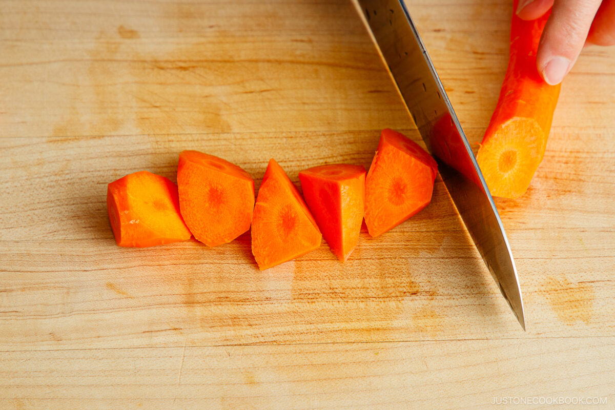 Cutting carrots into rotating cuts.