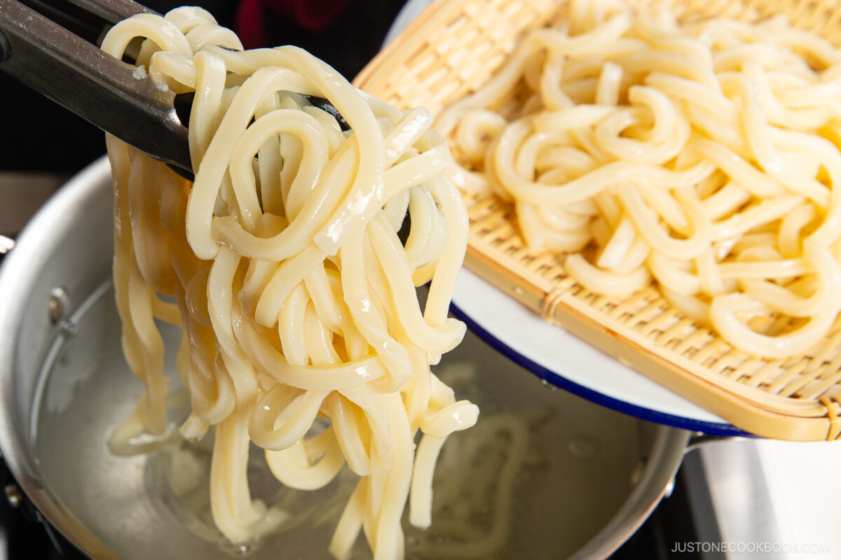 Blanching frozen udon noodles.