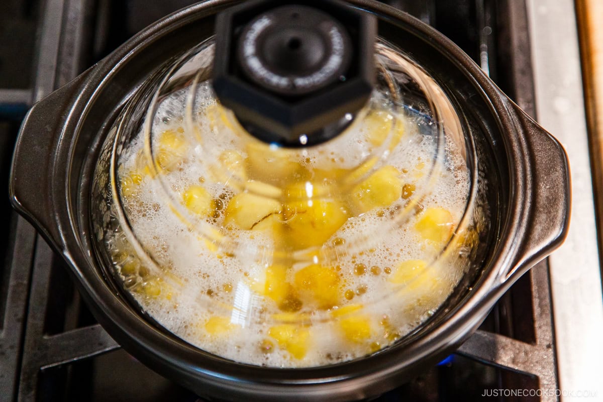 Cook the chestnut rice.