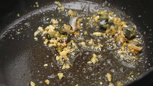 jeonbokjuk-frying-garlic