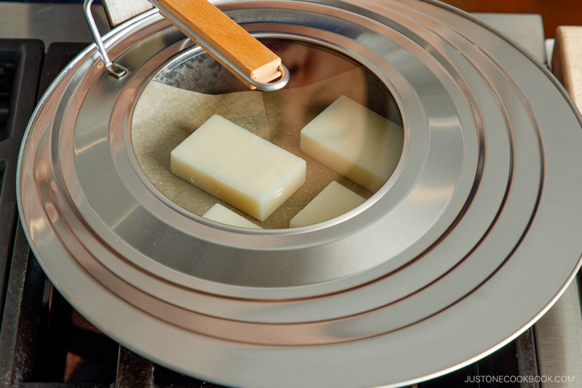 Cover the lid and cook mochi.