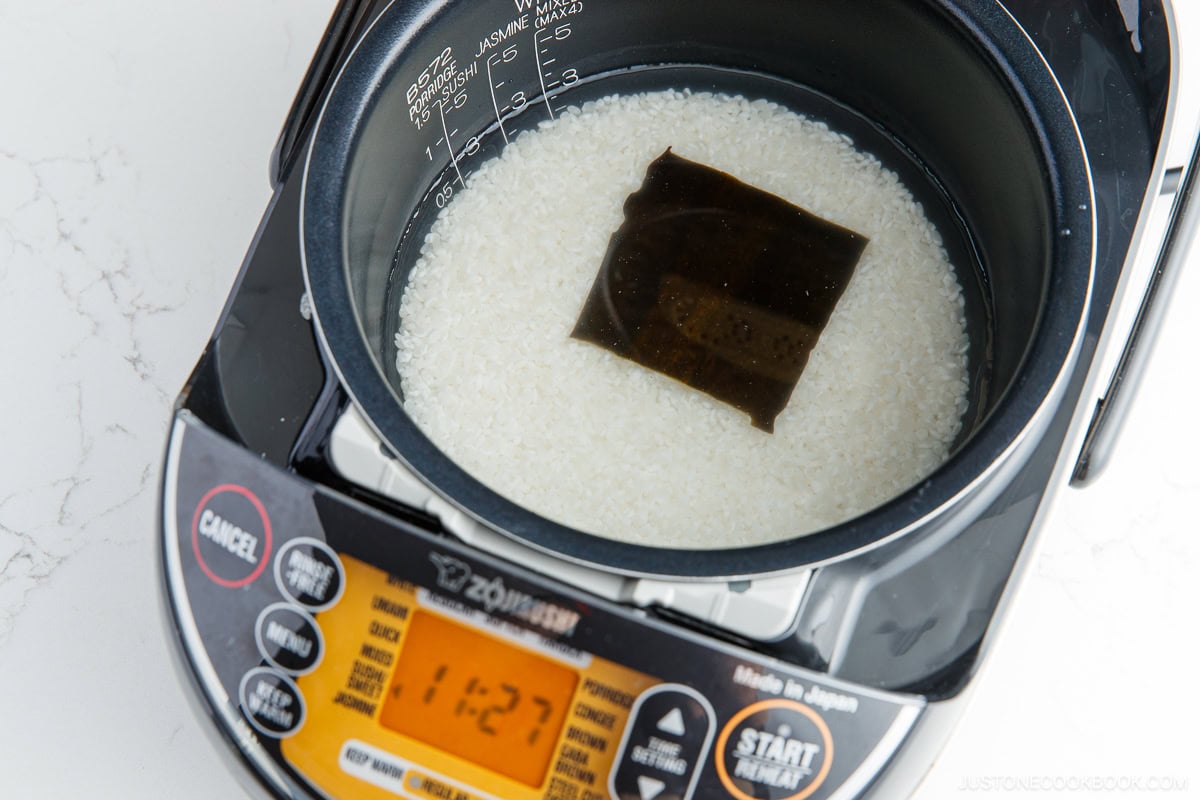 Soaking rice and kombu in water.