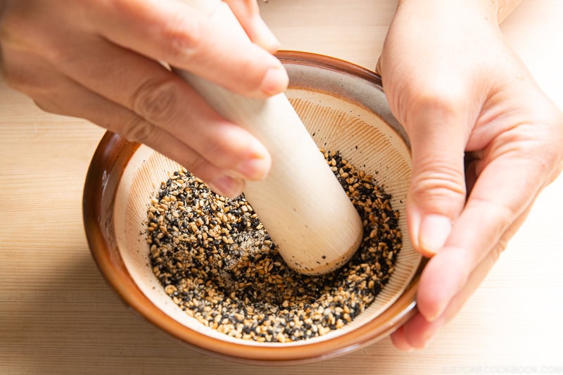 Grind the sesame seeds.