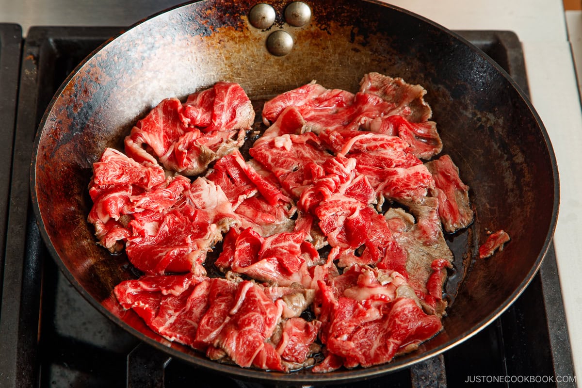 Grill the sukiyaki beef.