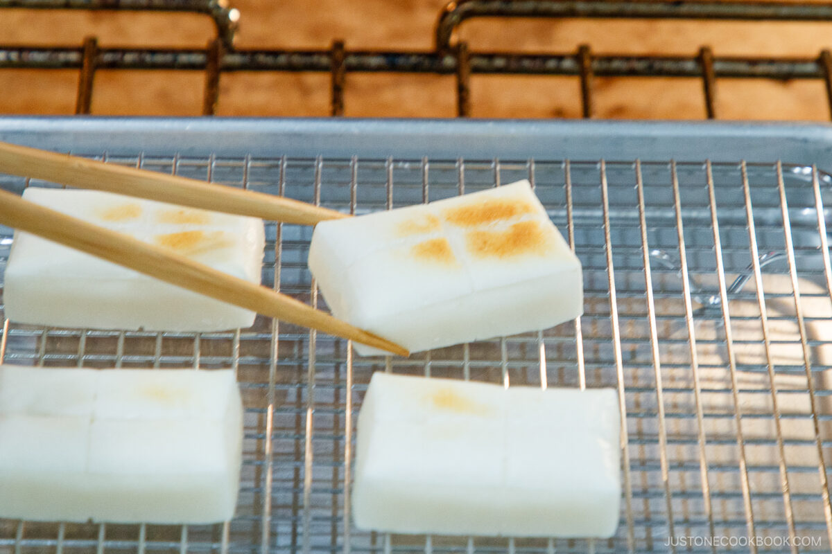 Turn over the lightly toasted kiri mochi.