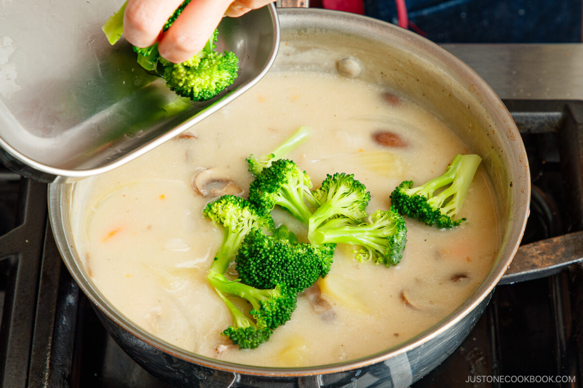Add the broccoli to the cream stew.
