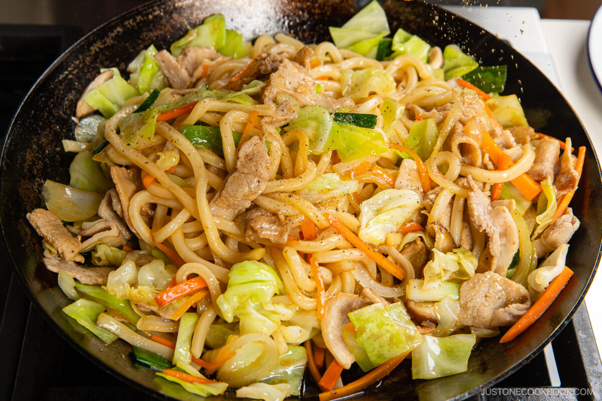 Add the seasonings to the udon noodles.