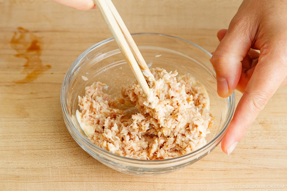 Seasoning Tuna with Japanese mayo and soy sauce.