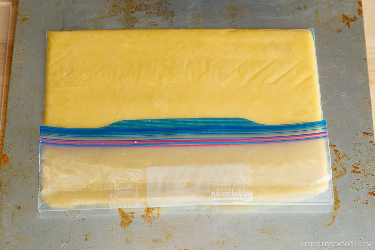 Put the dough in a one-gallon ziploc bag and spread evnely.