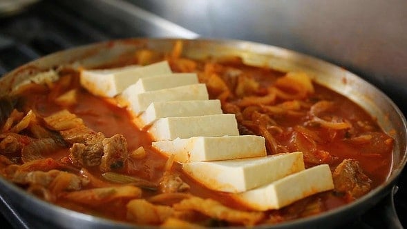 Kimchi stew (kimchijjigae: 김치찌개)