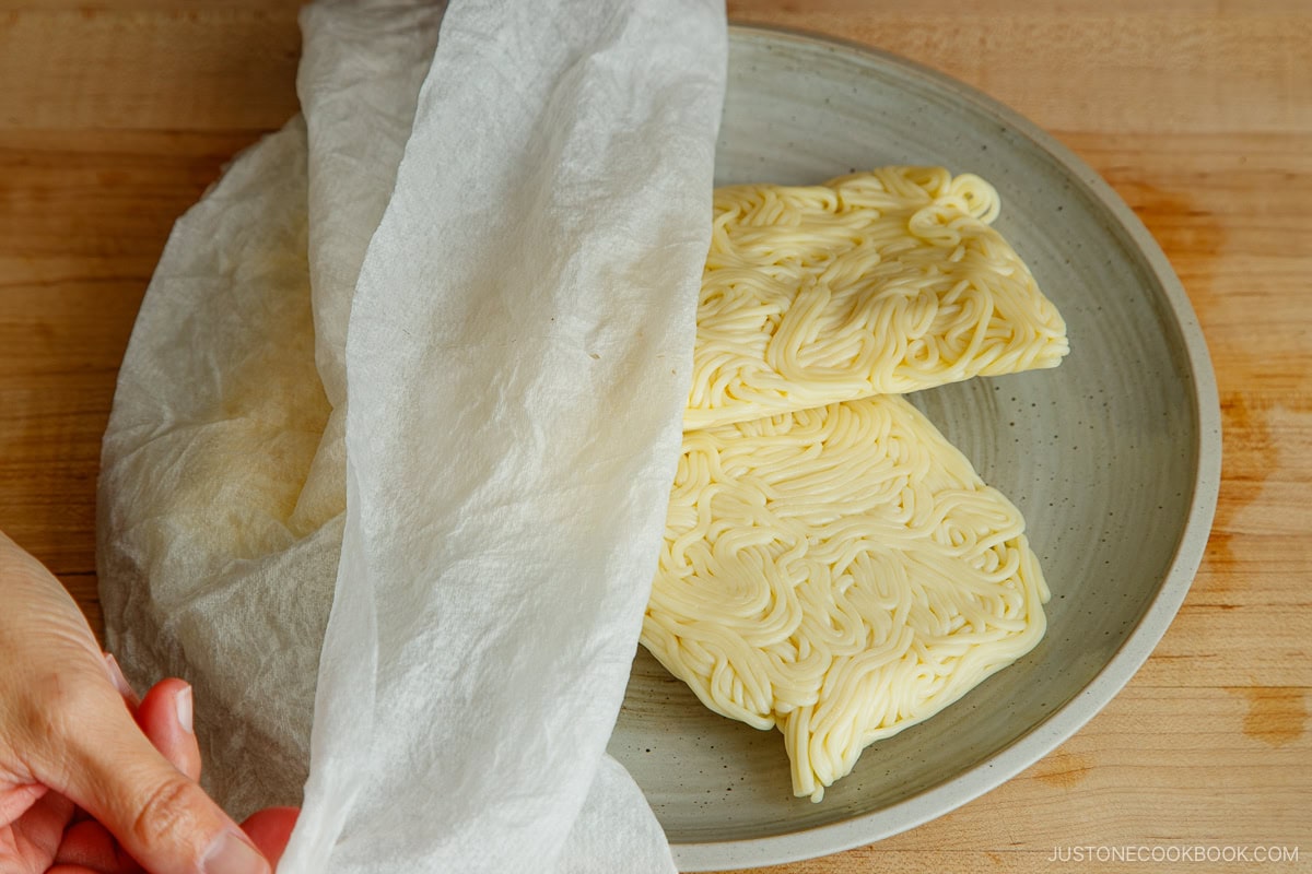 Microwaving the noodles with damp towel.