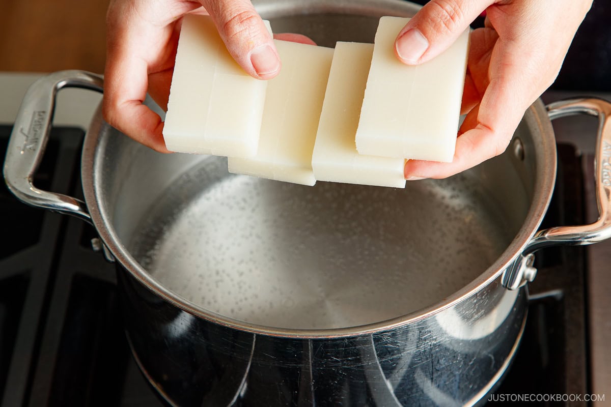 Add the kiri mochi in the boiling water.