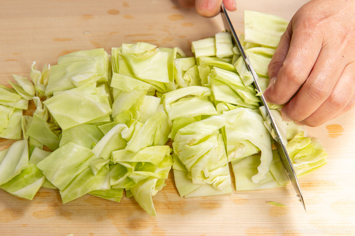 Cutting cabbage slices.