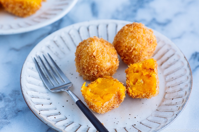 Ceramic plates containing round Kabocha Croquettes (Korokke).