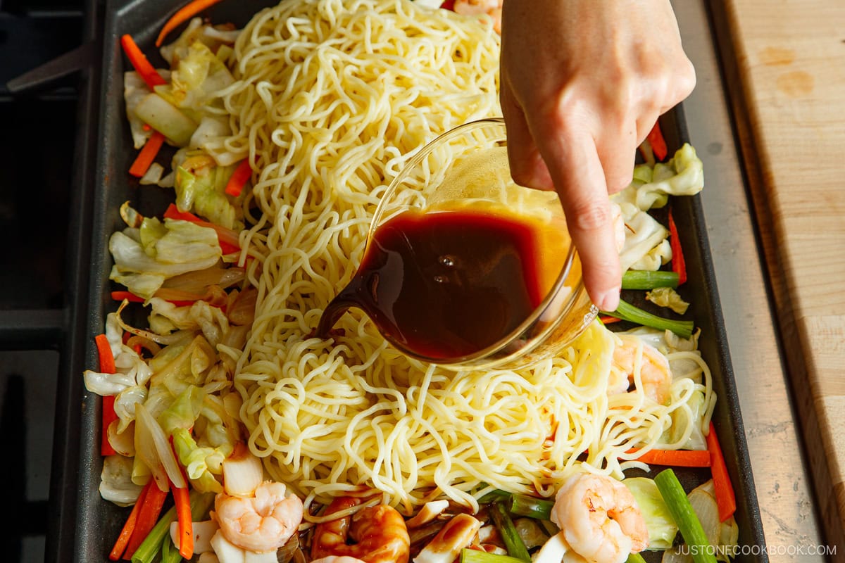 Seasoning noodles with the yakisoba sauce.