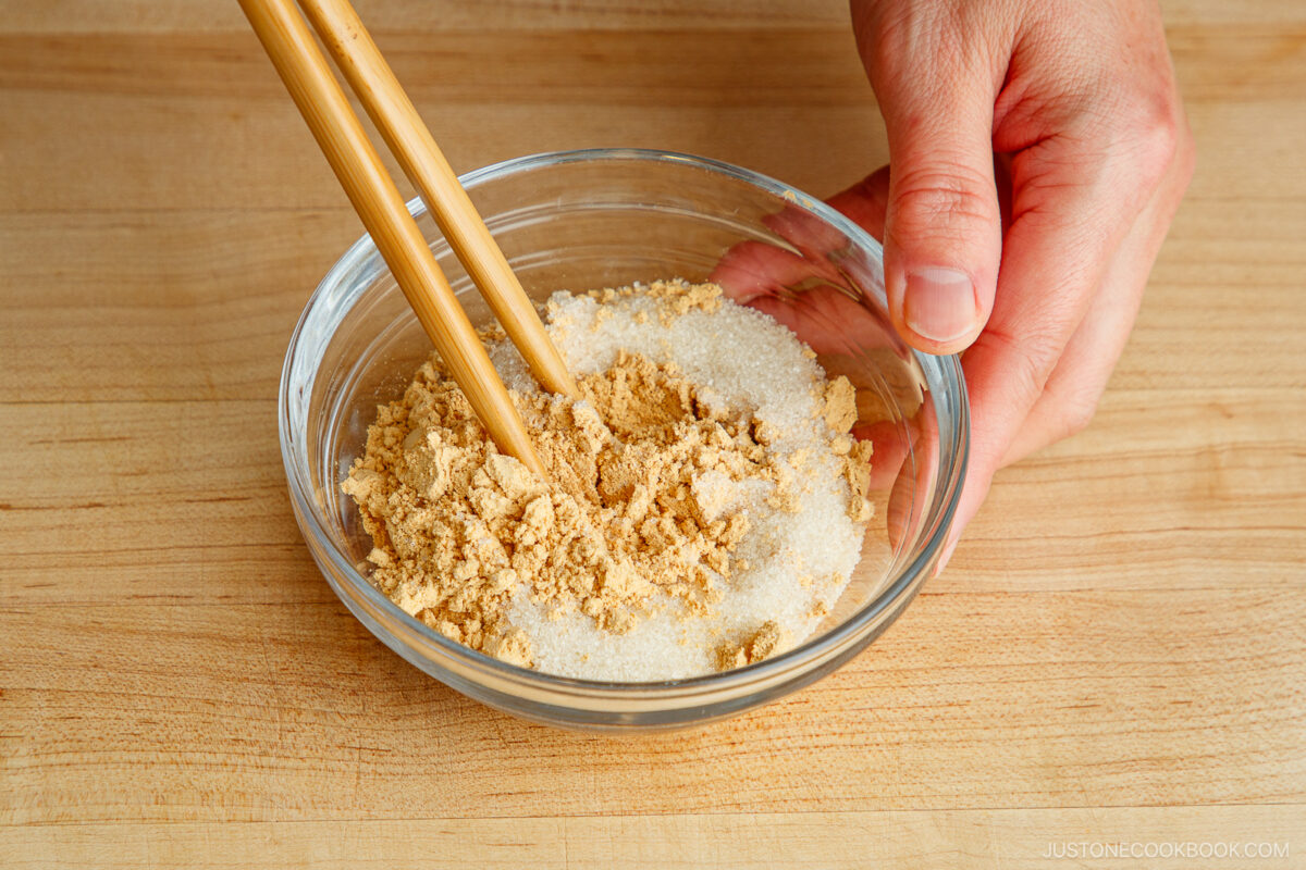 Mixing kinako and sugar.