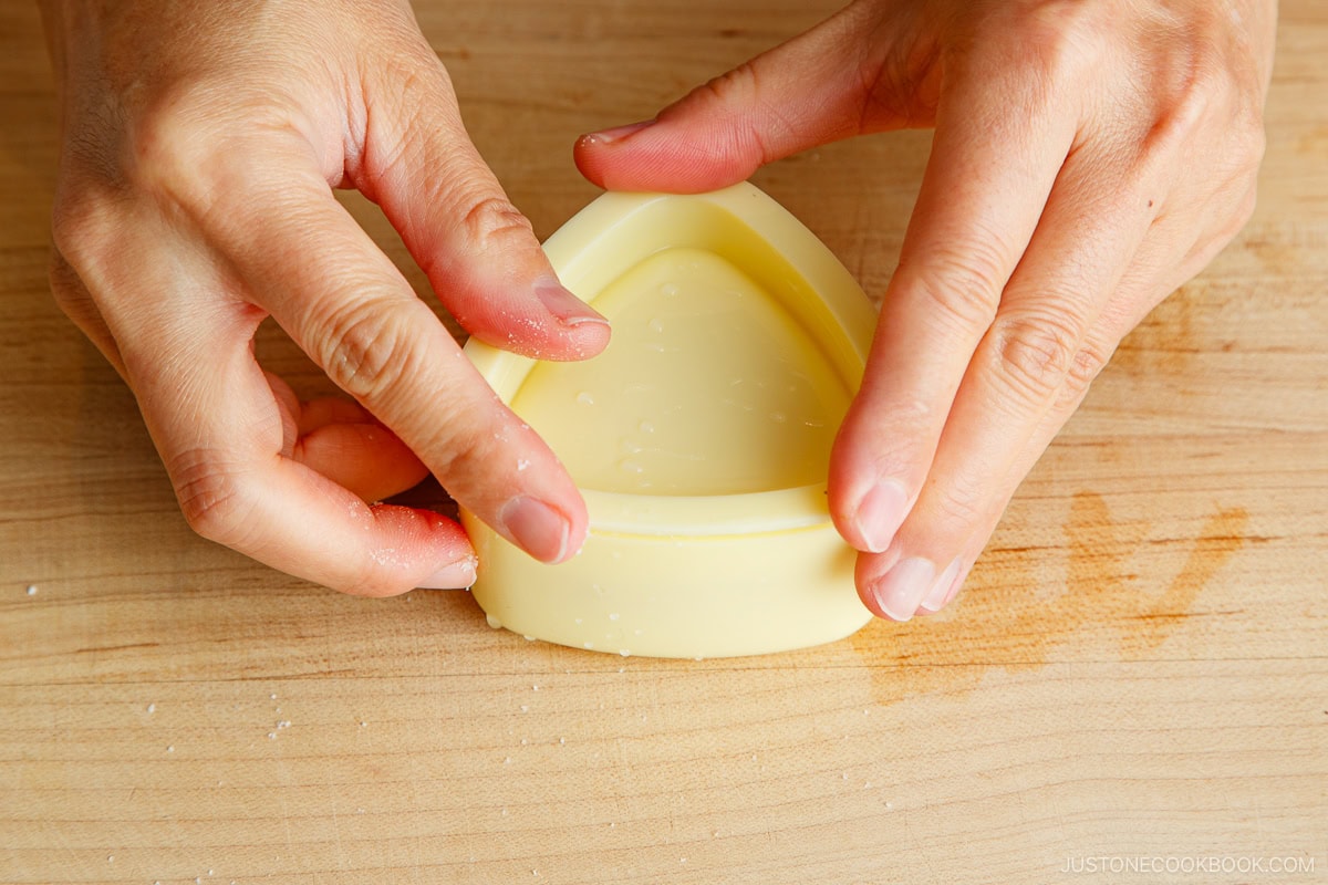 Pressing the onigiri mold.