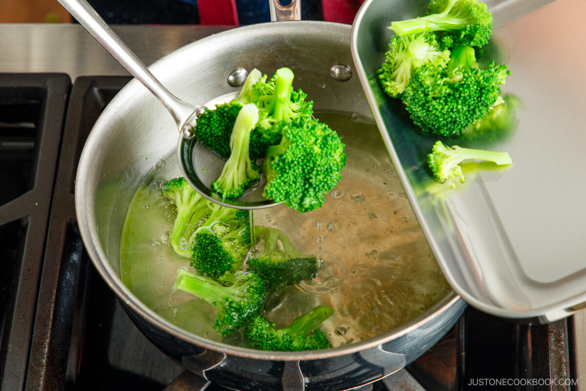 Blanching broccoli