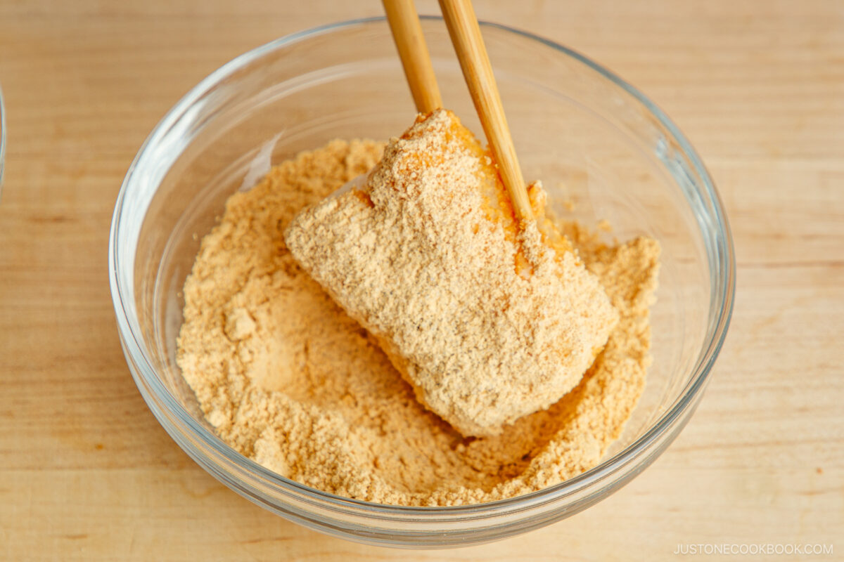 Coat the mochi with kinako mixture.