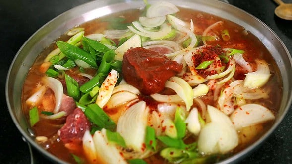 Kimchi stew (kimchijjigae: 김치찌개)