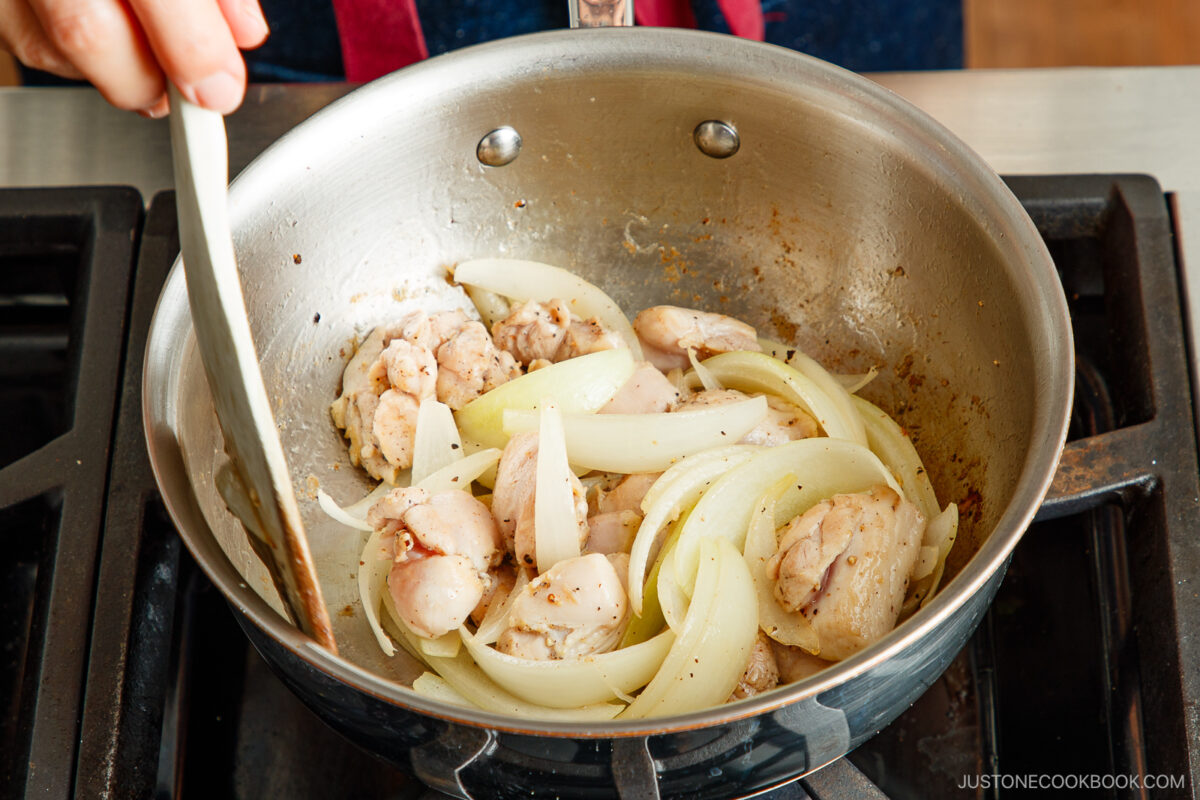 Then, cook the chicken wit the onion together.