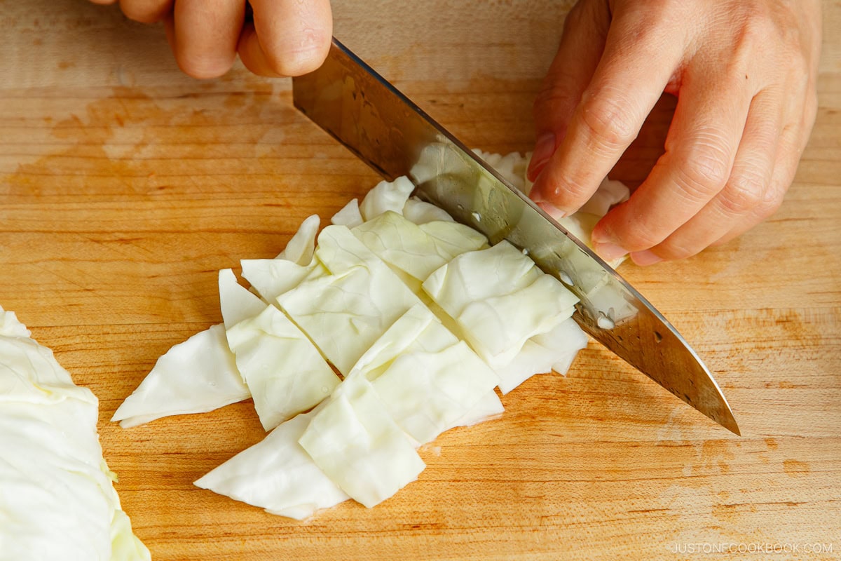 Cut the cabbage leaves into cubes.