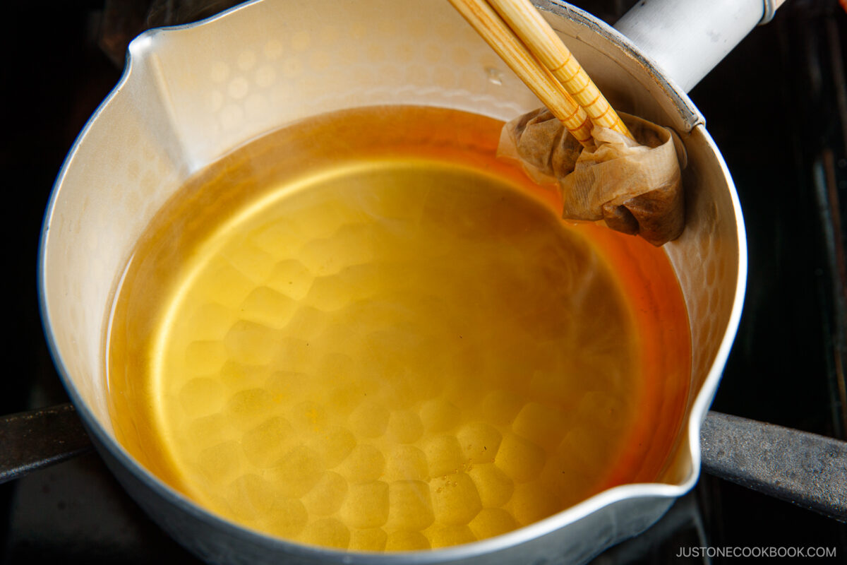 Squeezing the dashi packet.