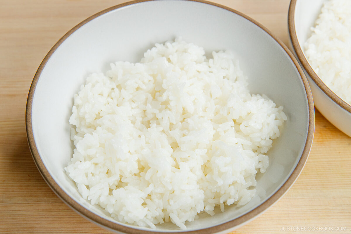 Serve the steamed rice in the individual bowls.