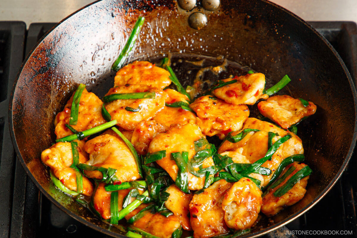 Stir fry the chicken, garlic chives, and sauce in the pan.