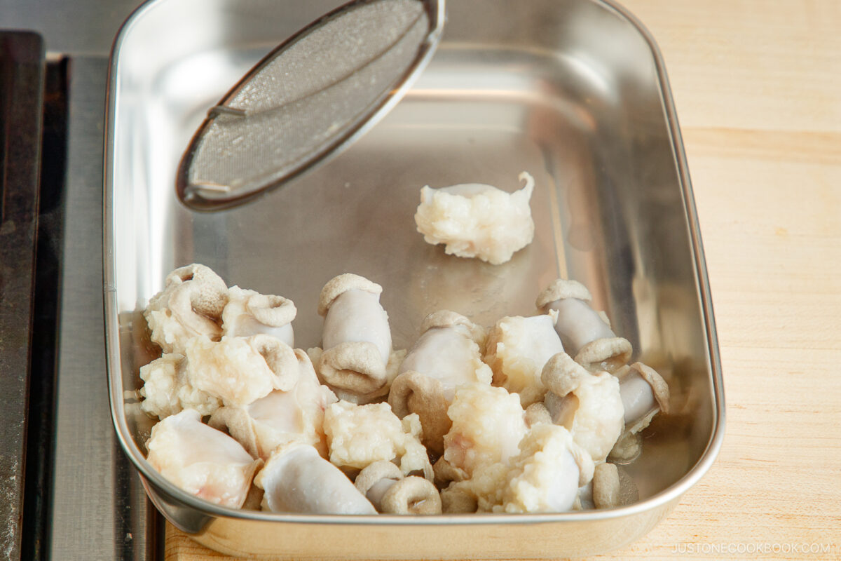 Pick up the offal from the blanching water.