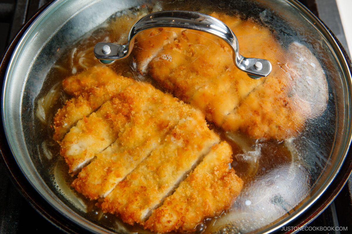 Heat up the tonkatsu in the simmering broth.