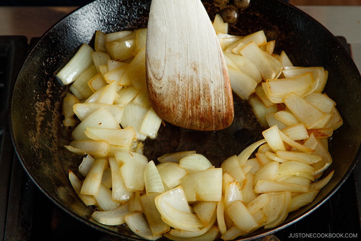 Deglazing the pan with onions
