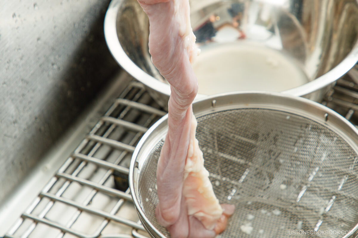 Add water into beef small intestine.