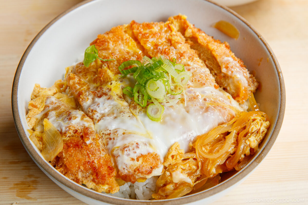 Place the katsu with pan juice over the rice.