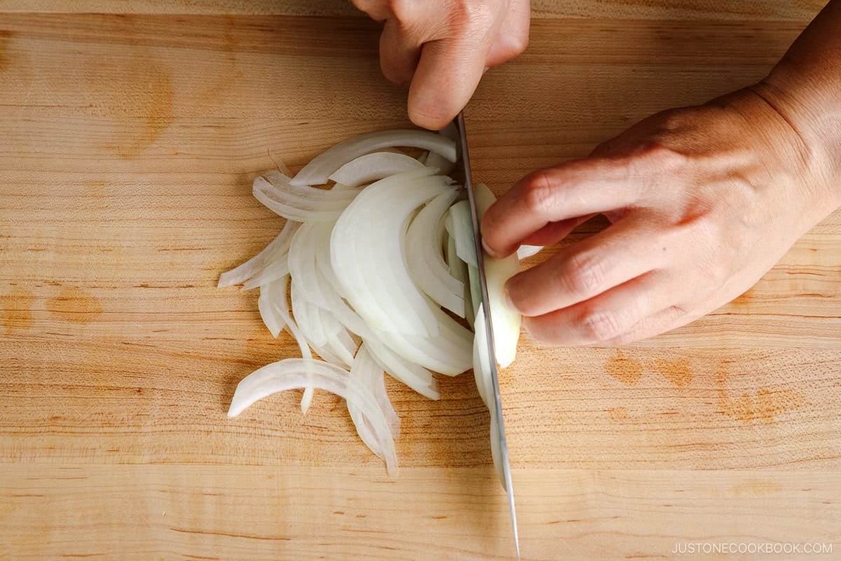 Thinly slice the onion.