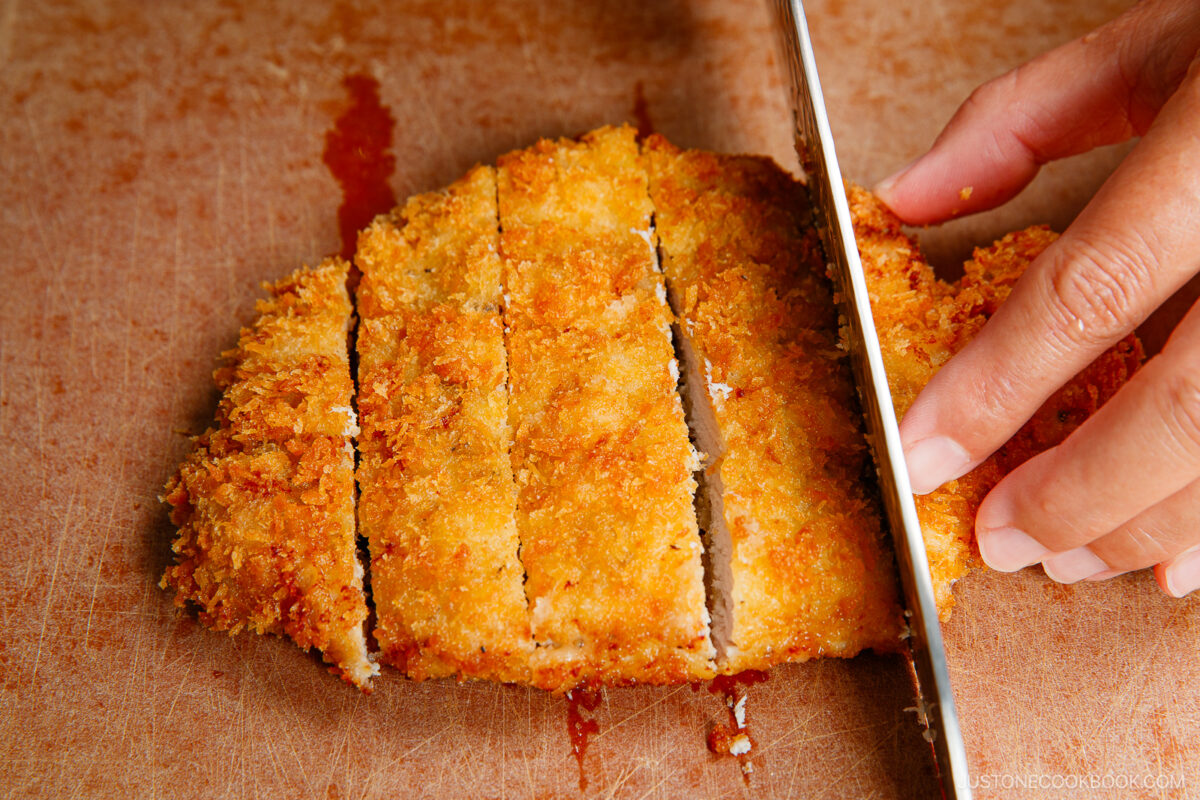 Cut the tonkatsu into bite size pieces.
